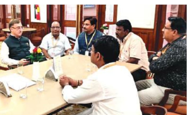 टीईटी की अनिवार्यता वापसी को लेकर दिल्ली पहुंचे शिक्षक संसद भवन में कई मंत्रियों और सांसदों को सौपे ज्ञापन posted by Lokesh Davde