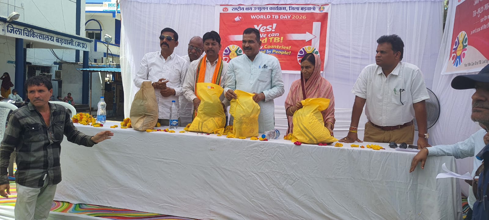 विश्व क्षय दिवस पर टीबी मरीजों को वितरित किए फूड बॉस्केट posted by Lokesh Davde