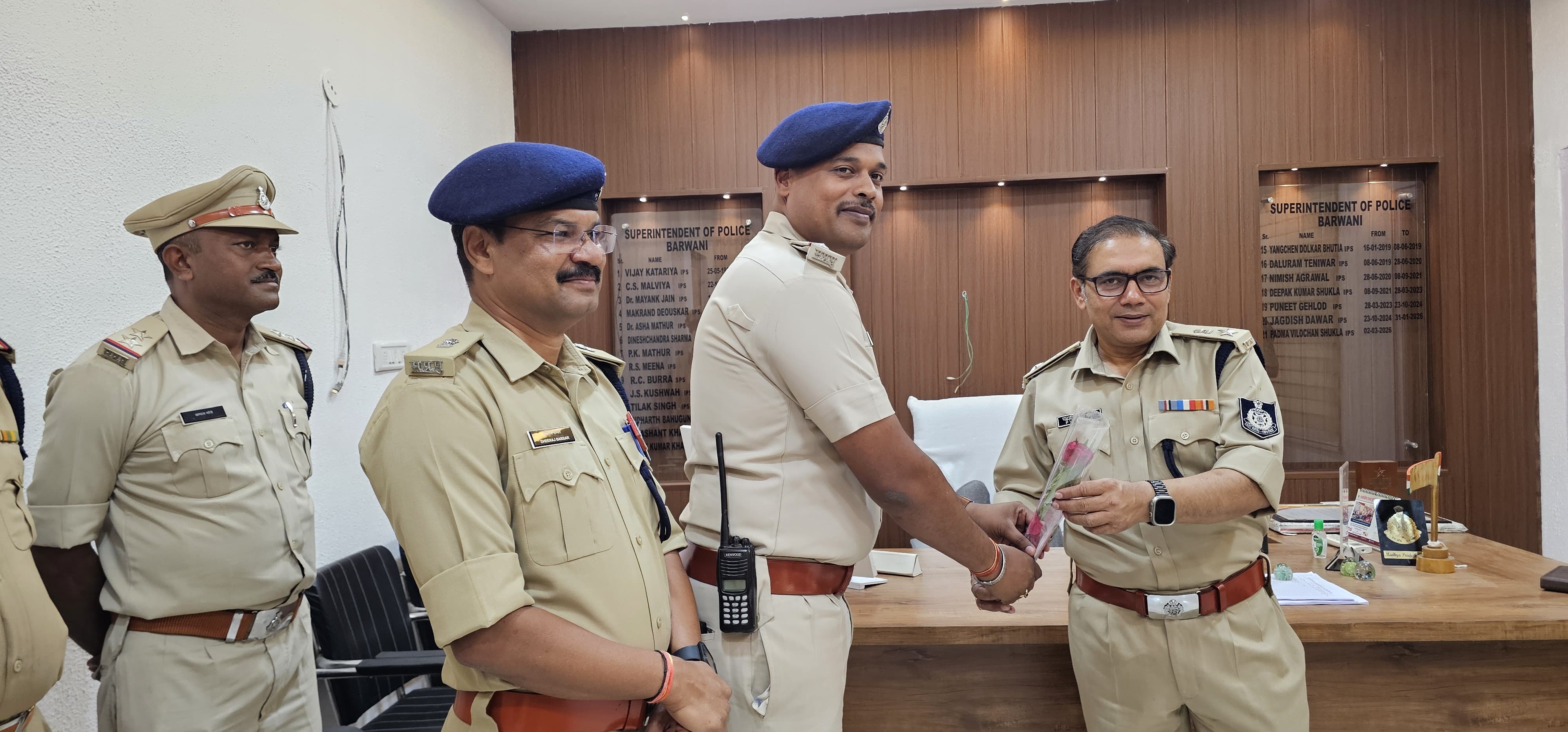 सत्य, संस्कार और समाज की सशक्त आवाज ,असहाय महिला के अंतिम संस्कार में संवेदनशीलता दिखाने वाले पुलिसकर्मी हुए पुरस्कृत posted by Lokesh Davde