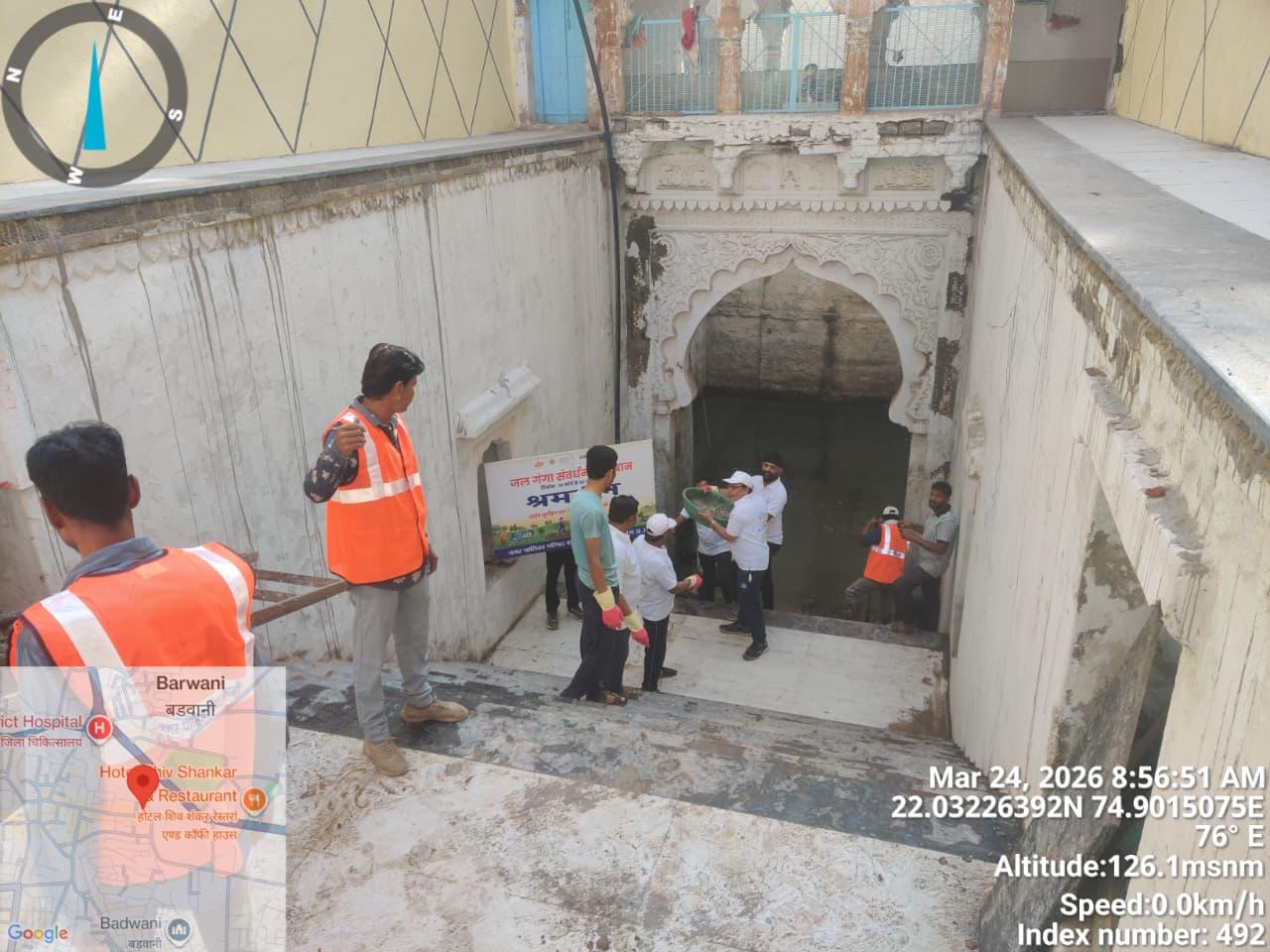 मोटीमाता चौक स्थित प्राचीन बावड़ी की सफाई की posted by Lokesh Davde