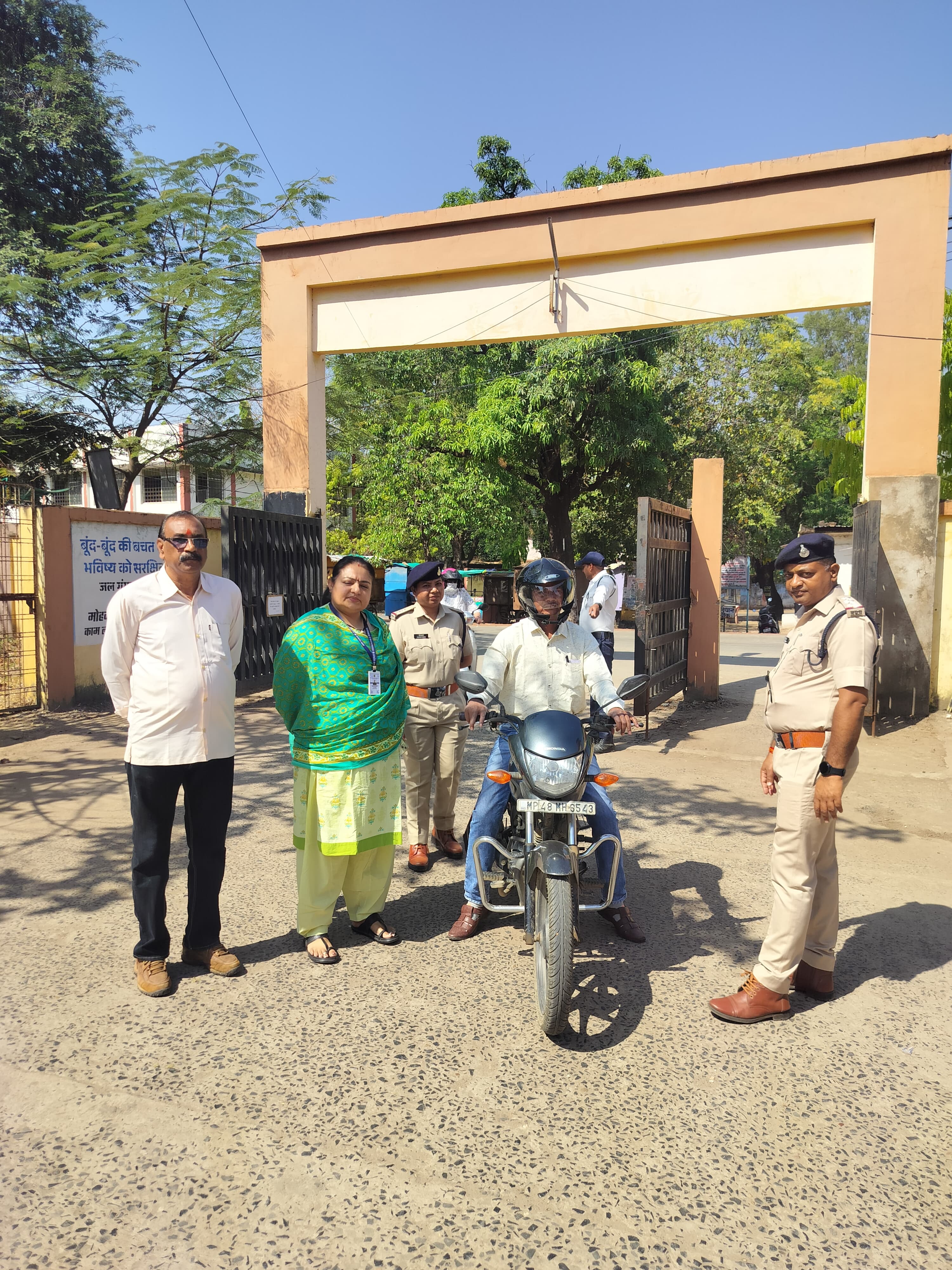 कार्यालयीन अनुशासन के साथ अब सड़क सुरक्षा नियमों के पालन पर भी प्रशासन की कड़ी नजर” posted by Mohammad Asif Langha from Amla