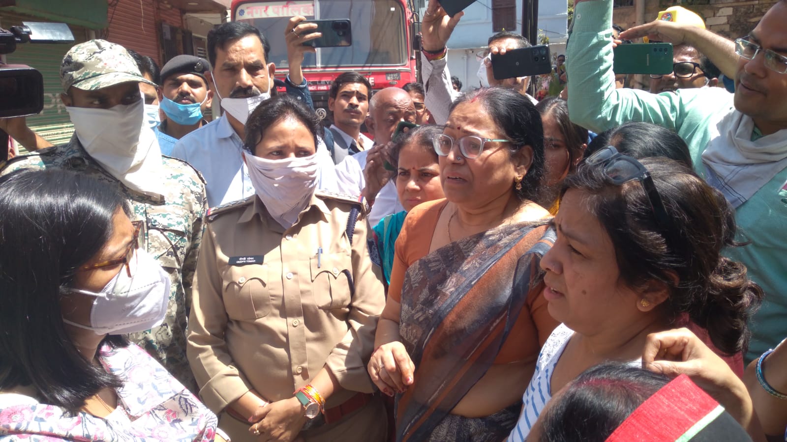 खुर्जेवाला मोहल्ले में मल्टी में लगी भीषण आग लाखों का माल स्वाहा posted by Shahnawaz Khan from Gwalior