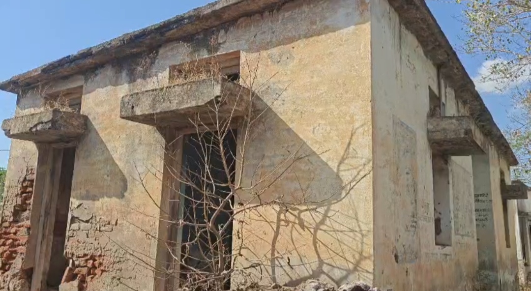 सांडिया में स्वास्थ्य विभाग का भवन हुआ खस्ताहाल, हादसे का बना खतरा posted by Mohammad Afsar  from Multai