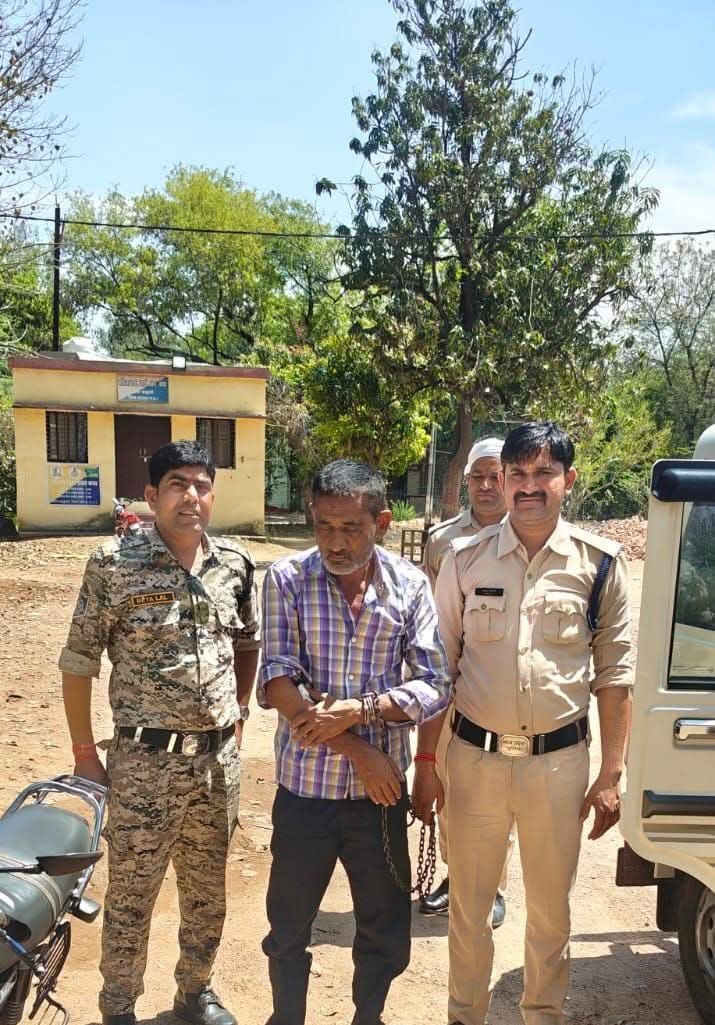 थाना खजुराहो पुलिस ने हत्या के प्रयास घटना में सम्मिलित ₹5000 की इनामी आरोपी को किया गिरफ्तार, घटना में प्रयुक्त लोहे का रॉड बरामद  posted by Amit Kumar Awasthi