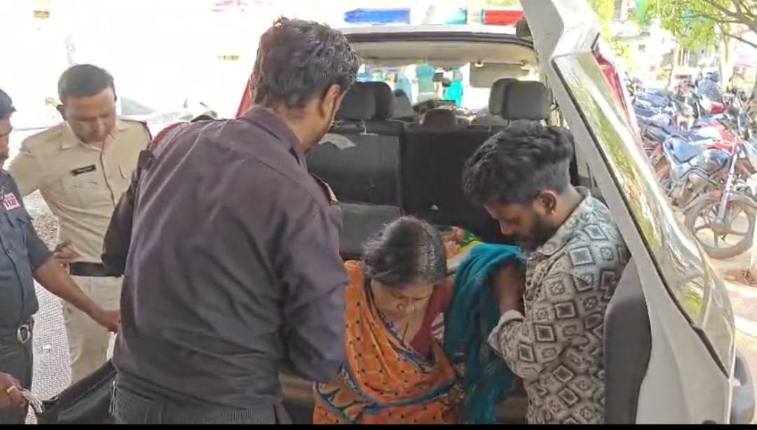 गेंहू ले जाने से मना करने पर कलयुगी पुत्र ने माँ-बाप से की मारपीट,डायल 112 ने घायल मा को पहुंचाया अस्पताल posted by Mohammad Afsar  from Multai