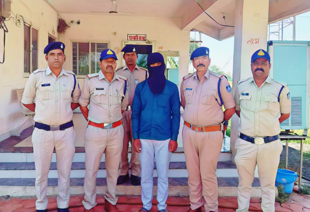 खारवाकला में नकबजनी का खुलासा, पड़ोसी ही निकला चोर posted by Durga Shankar Pahadiya from Alot