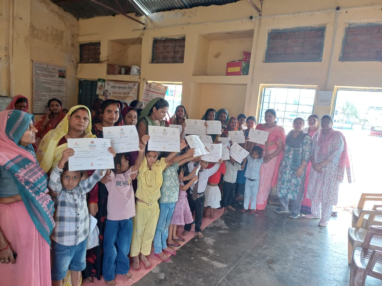 आंगनवाड़ी केन्द्रों में हुआ विद्यारंभ प्रमाण पत्र वितरण कार्यक्रम posted by Ravi Soni from Garhakota