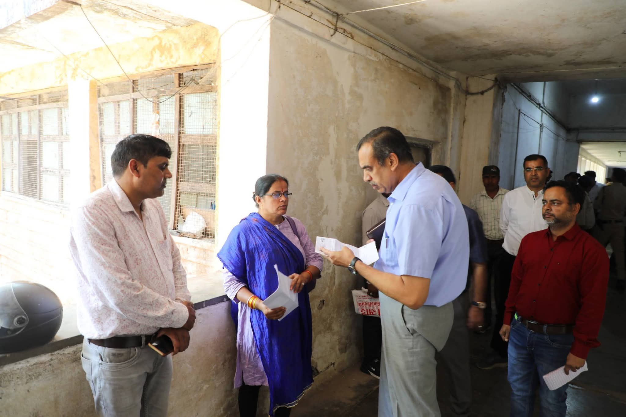 नवागत कलेक्टर विकास मिश्रा का एक्शन मोड — कलेक्ट्रेट का औचक निरीक्षण, दिए सख्त निर्देश posted by Suraj Kevat