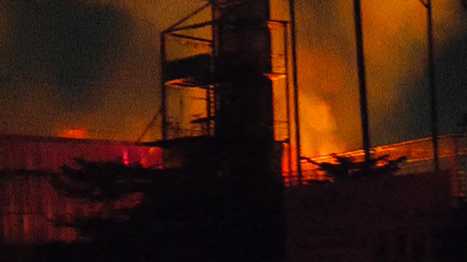 फ़निंगो एडवेंचर पार्क में लगी भीषण आग posted by Abhishek Jain from Bargi