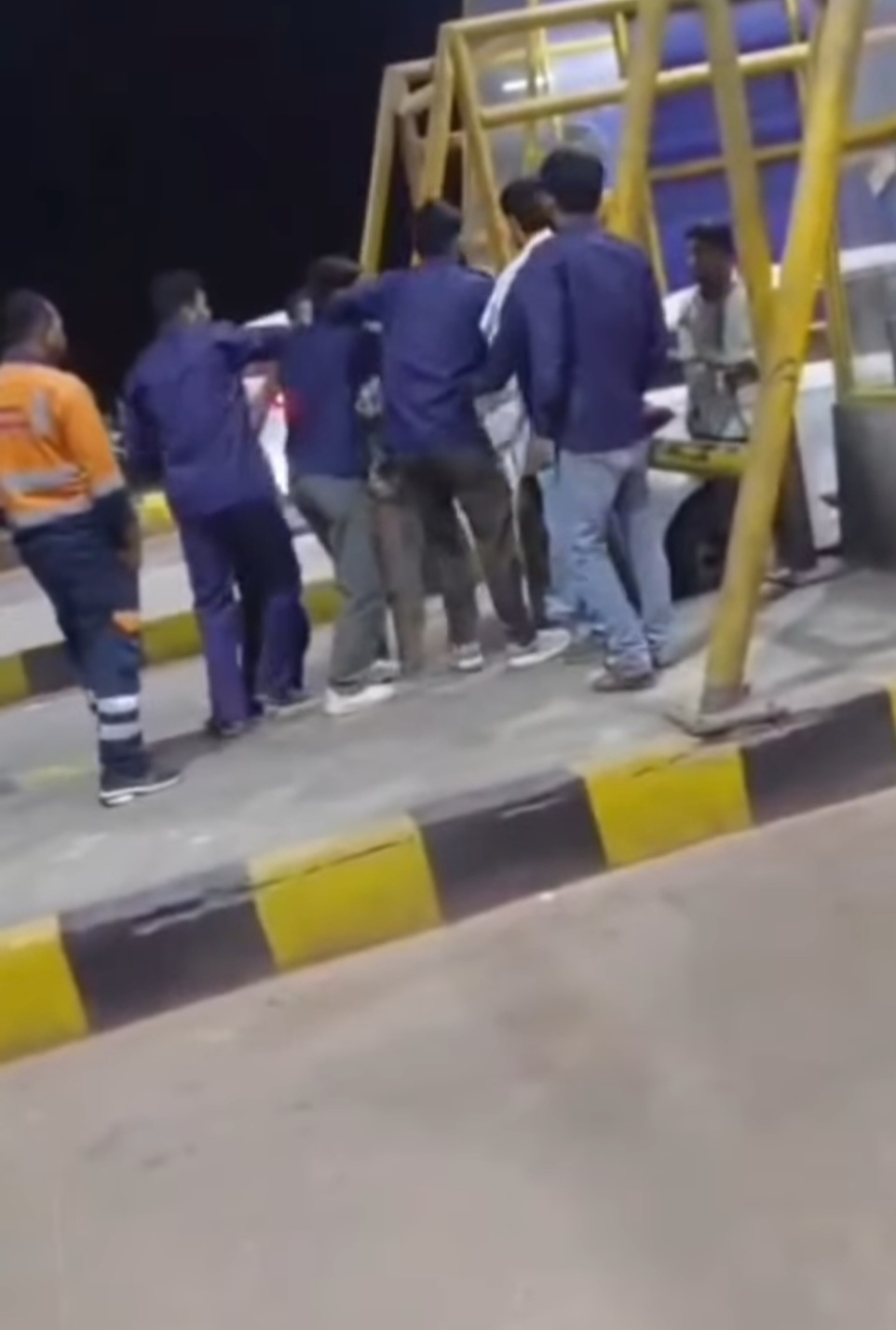 🚨 ब्रेकिंग न्यूज़ — देवगाँव टोल पर मैनेजर की गुंडागर्दी का बड़ा खुलासा! posted by Amit Kumar Awasthi