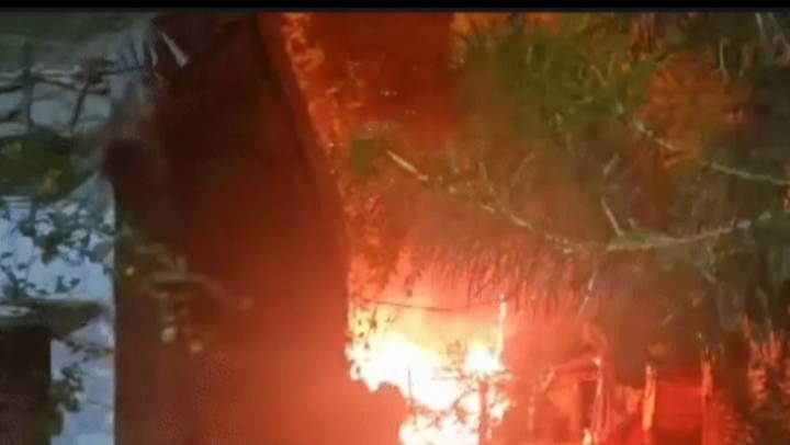 पांढुर्णा: दो सिलेंडर में धमाके से तीन मकान समेत स्कूटी भी जलकर राख:* पांढुर्णा में आधे शहर की बिजली बंद; आग देख भागे लोग, दमकल ने पाया काबू posted by Umesh Kisna Dongare  from Pandhurna