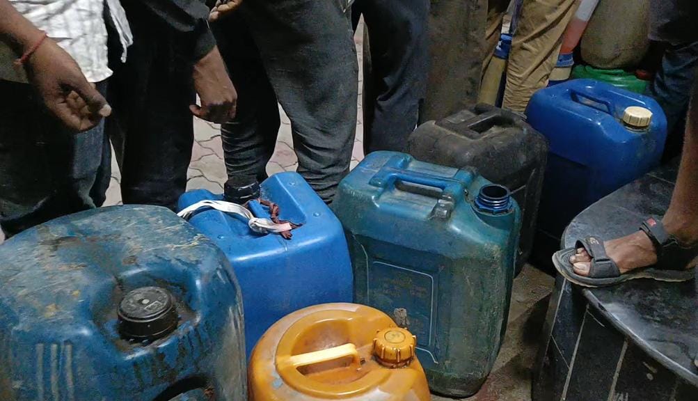 सागर जिले सहित खिमलासा, बीना के पेट्रोल पंप पर भारी भीड़  posted by Pratipal Rajput from Sagar