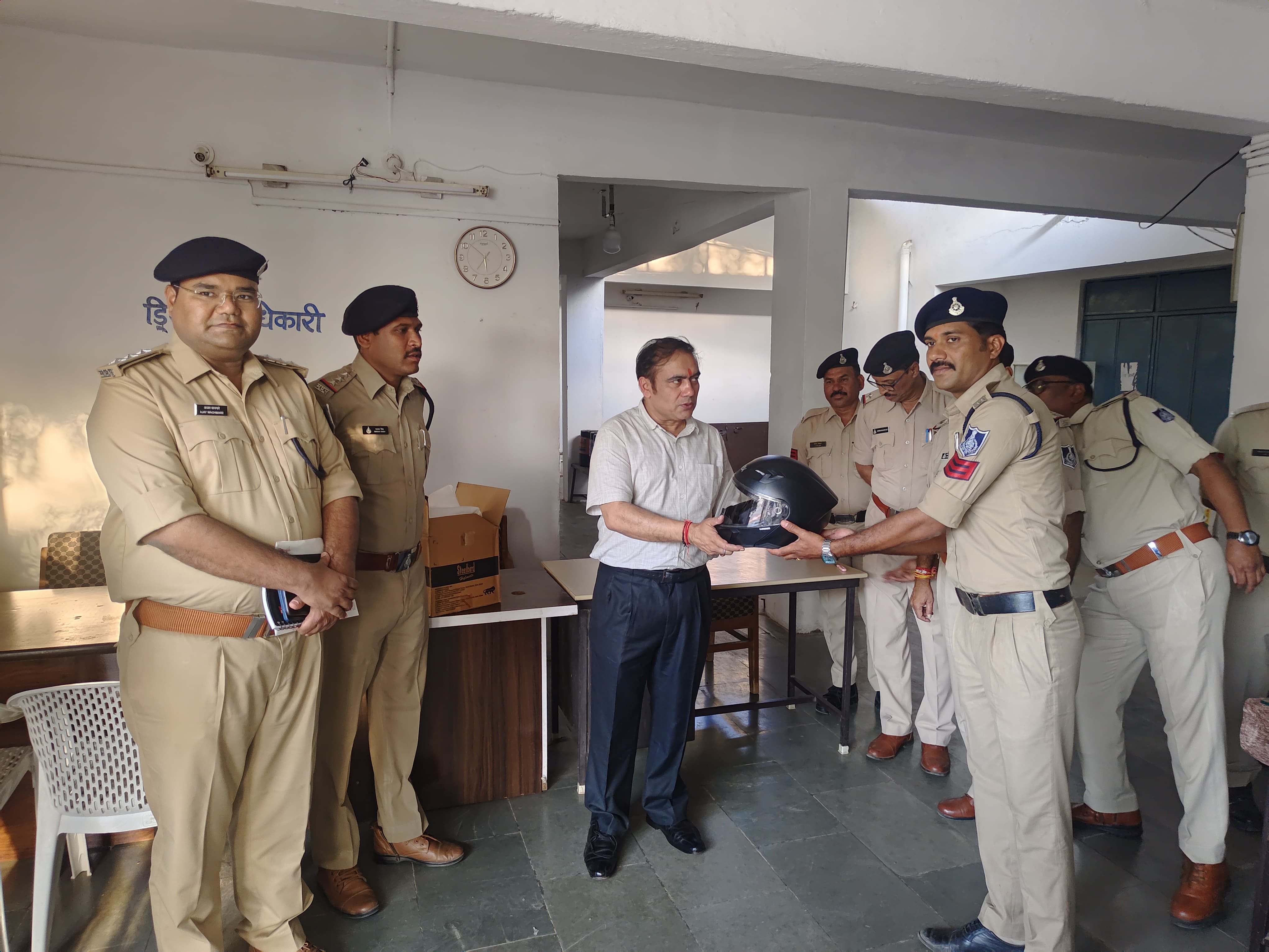 एक अप्रैल से पुलिस के लिए हेलमेट अनिवार्य, एसपी के निर्देश, कहा-उल्लंघन मिलने पर कटेगा चालान posted by Lokesh Davde