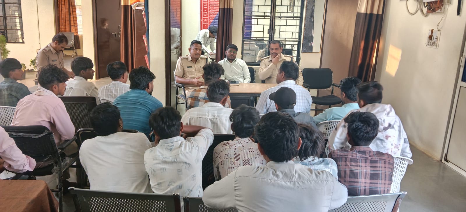 ओवरलोडिंग न करें, शराब पीकर व बिना लाइसेंस वाहन न चलाए- यातायात पुलिस ने पिकअप वाहन चालकों को दी समझाइश। posted by Lokesh Davde