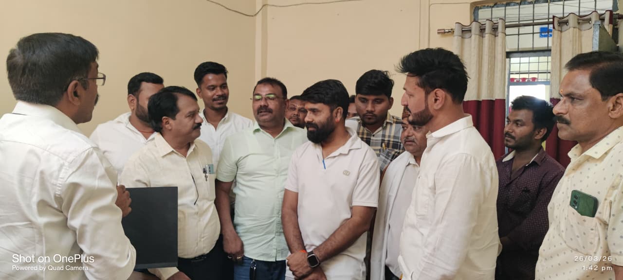 तिरमहू आगजनी मामले में पीड़ित किसानों को मुआवजा दिलाने की मांग को लेकर तहसीलदार को ज्ञापन सौंपते कांग्रेस पदाधिकारी। posted by Mohammad Asif Langha from Amla