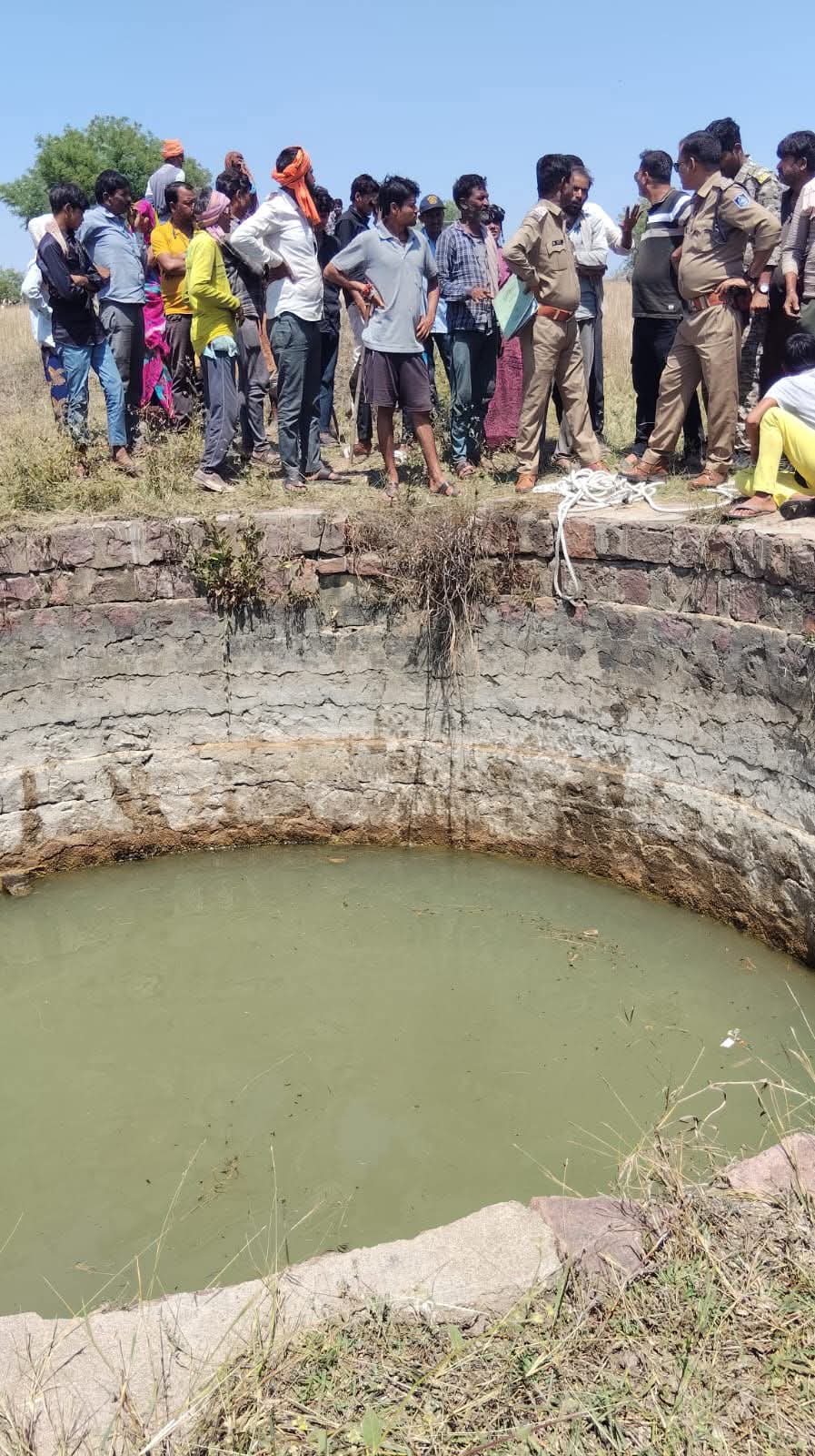 ब्रेकिंग न्यूज़ लवकुशनगर  *कुएं में गिरने से 2 बच्चों की पानी मे डूबने से मौत*  posted by Amit Kumar Awasthi