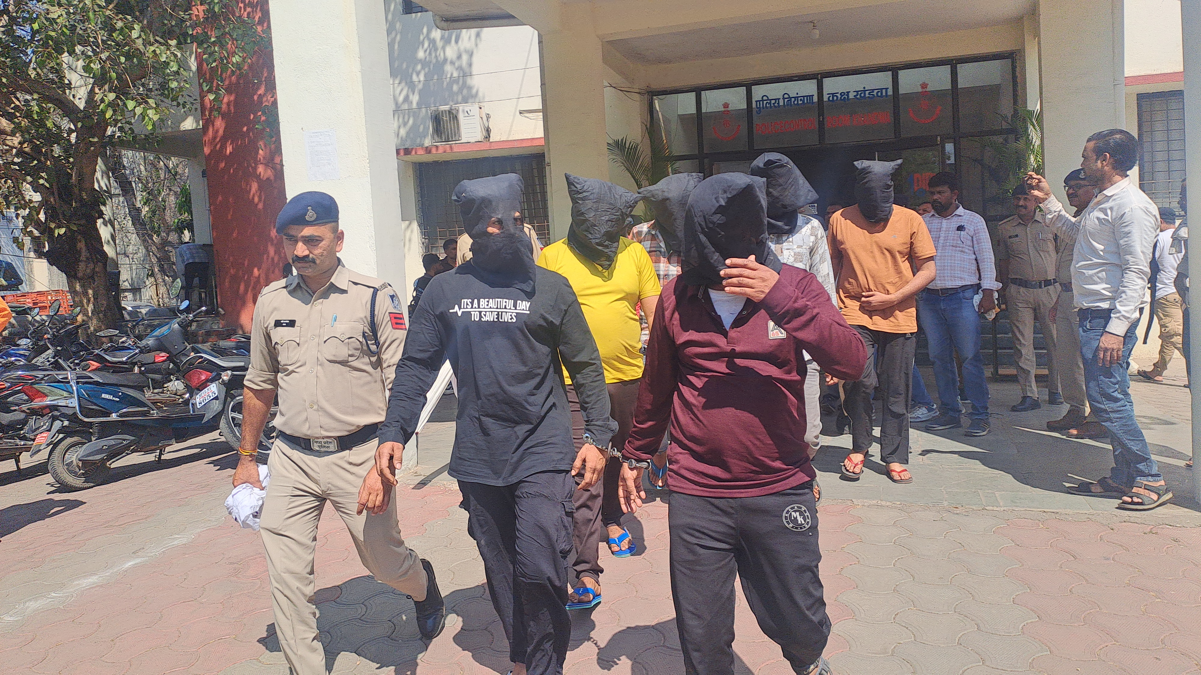 नर्मदा नगर में डकैती के आरोपीय गिरफ्तार, नौ लोगों को लिया हिरासत में posted by Nitin Jhawar