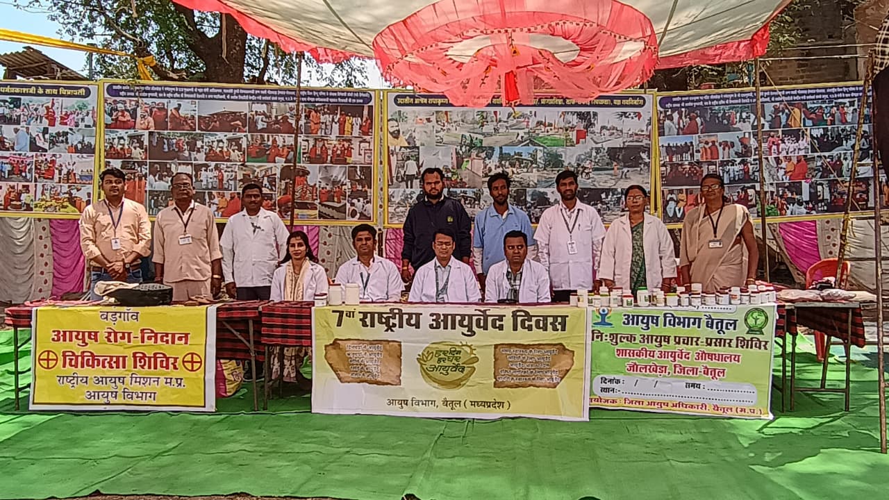 जौलखेड़ा में आयोजित आयुष शिविर में ग्रामीणों को उपचार एवं योगाभ्यास कराते विशेषज्ञ। posted by Mohammad Asif Langha from Amla