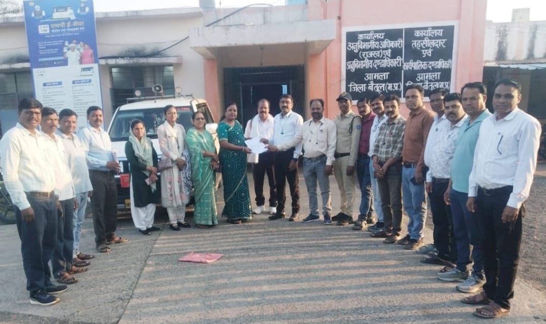 अजाक्स संगठन द्वारा एससी-एसटी अधीक्षकों की नियुक्ति की मांग को लेकर एसडीएम के माध्यम से कलेक्टर को ज्ञापन सौंपते पदाधिकारी। posted by Mohammad Asif Langha from Amla