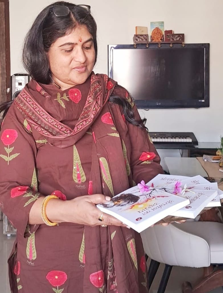 द्विभाषी लेखिका शशि दीप की नई पुस्तक ‘अंतर्मन का उद्घोष’ को पाठकों का शानदार प्रतिसाद मिल रहा है। posted by Mohammad Asif Langha from Amla