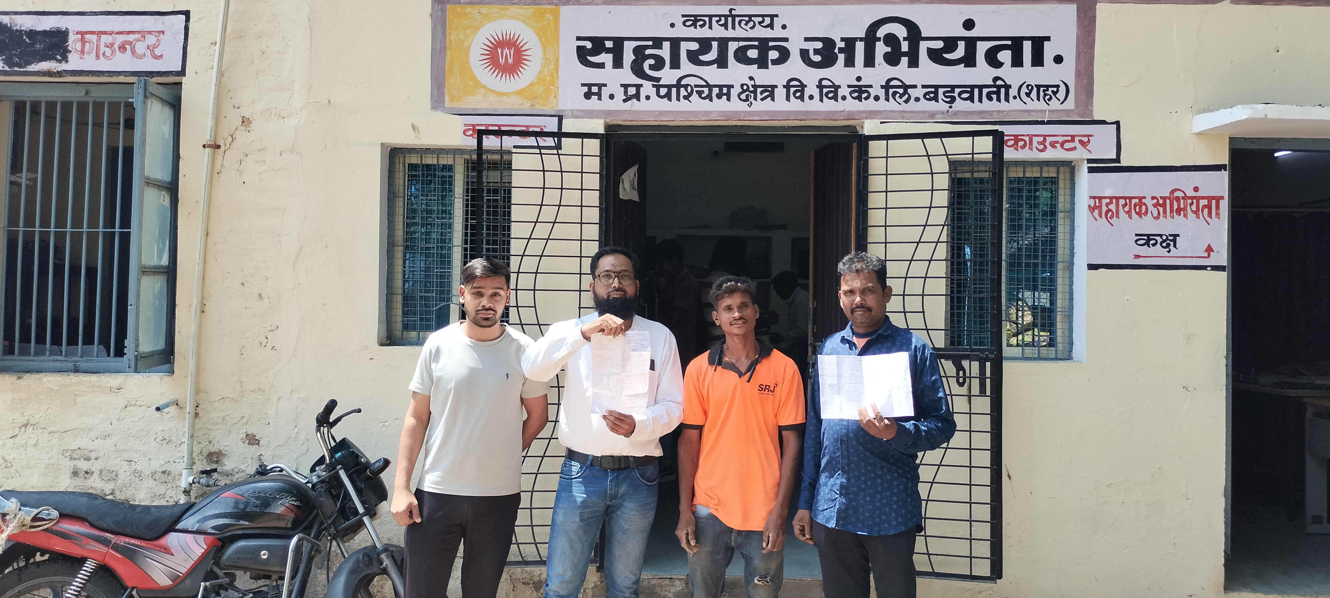 सर्वर डाउन होने से बंद हुए स्मार्ट मीटर, शिकायत लेकर पहुंचे उपभोक्ता -बिल जमा करने के बावजूद बकाया बताने पर भडक़े उपभोक्ता posted by Lokesh Davde