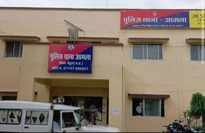 छावल माता मंदिर परिसर में दर्शनार्थियों से मारपीट के मामले में पुलिस ने तीन आरोपियों के खिलाफ प्रकरण दर्ज किया। posted by Mohammad Asif Langha from Amla