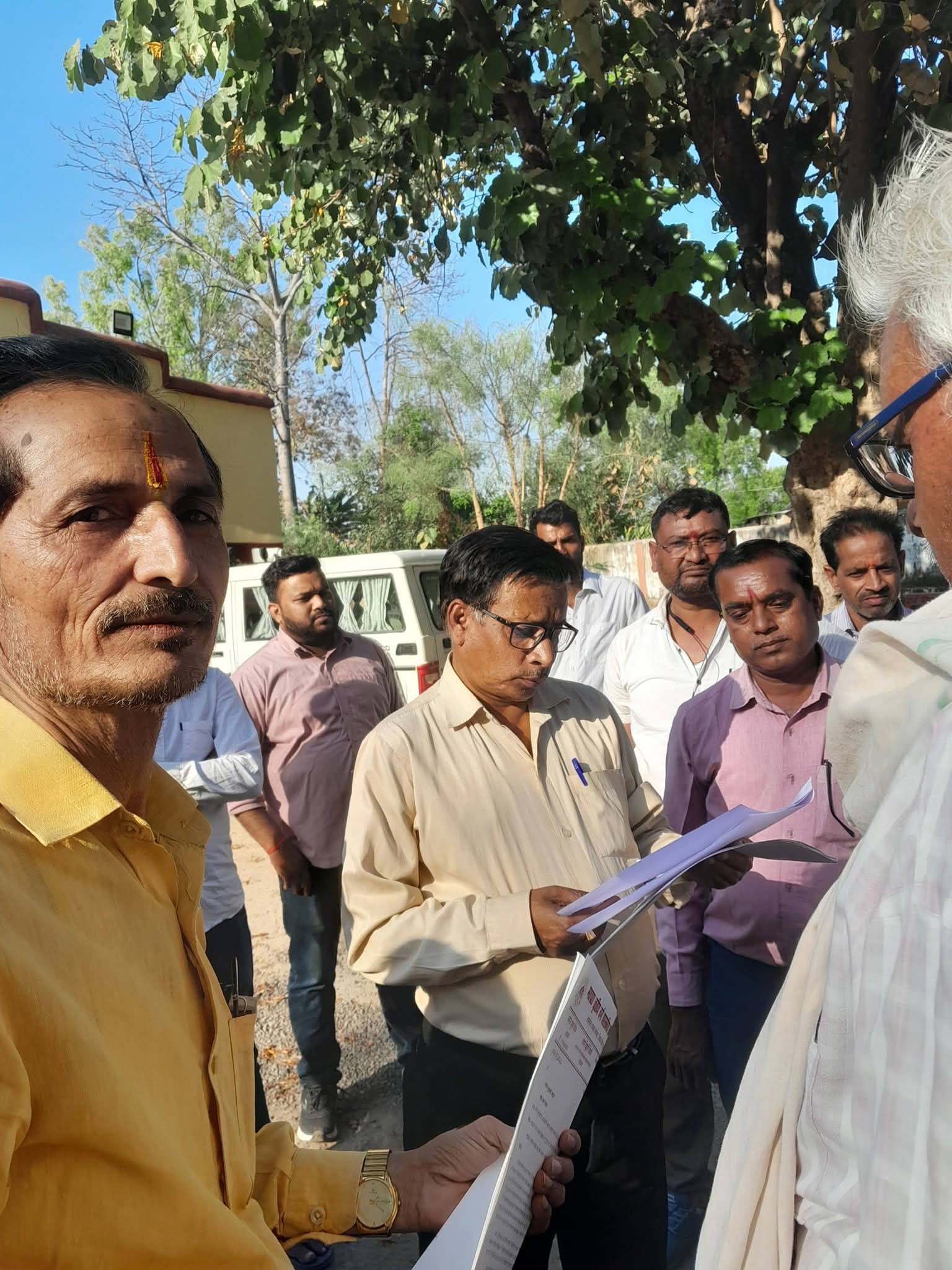 त्योंथर में कर्मचारियों ने मुख्यमंत्री के नाम सौंपा ज्ञापन