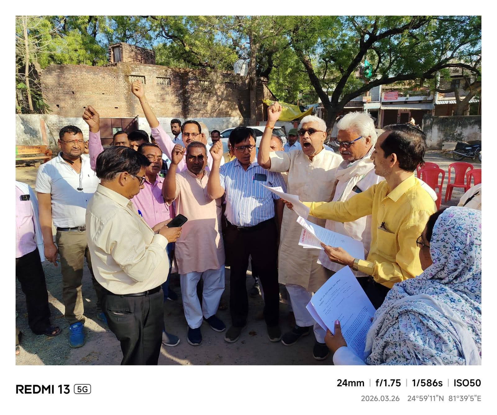 त्योंथर में कर्मचारियों ने मुख्यमंत्री के नाम सौंपा ज्ञापन