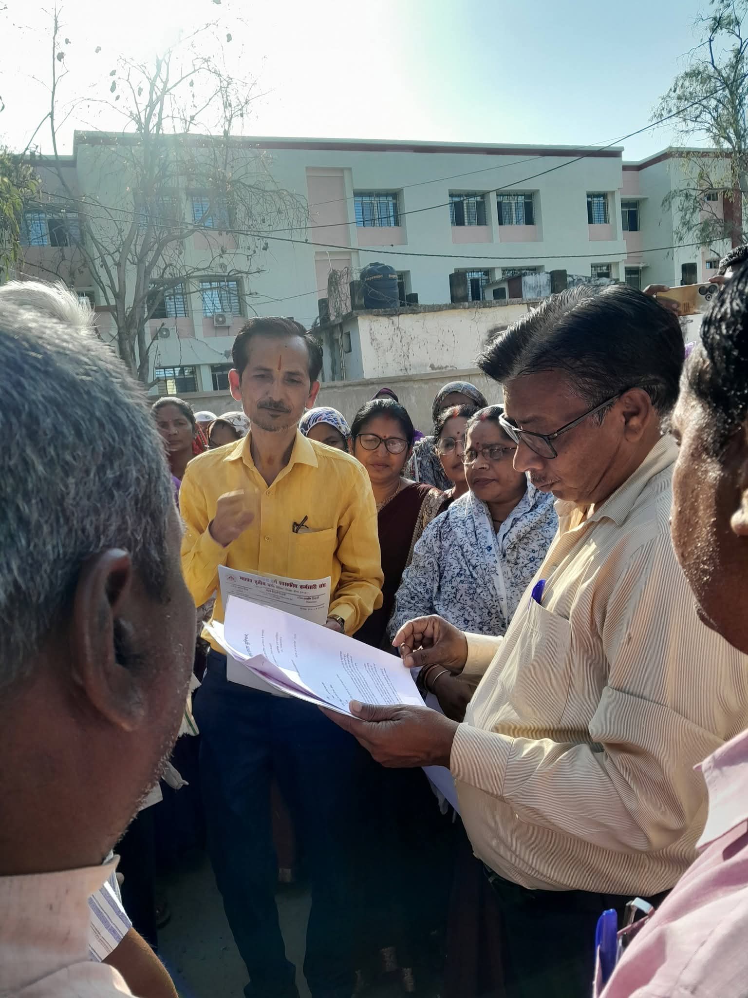 त्योंथर में कर्मचारियों ने मुख्यमंत्री के नाम सौंपा ज्ञापन