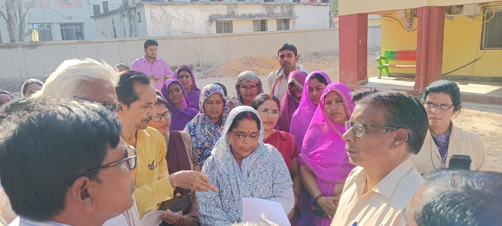 त्योंथर में कर्मचारियों ने मुख्यमंत्री के नाम सौंपा ज्ञापन