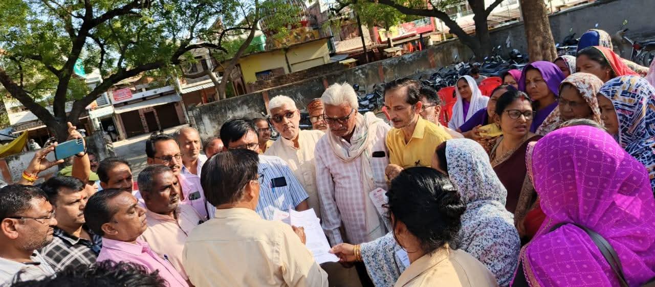 त्योंथर में कर्मचारियों ने मुख्यमंत्री के नाम सौंपा ज्ञापन