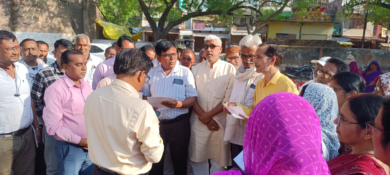त्योंथर में कर्मचारियों ने मुख्यमंत्री के नाम सौंपा ज्ञापन