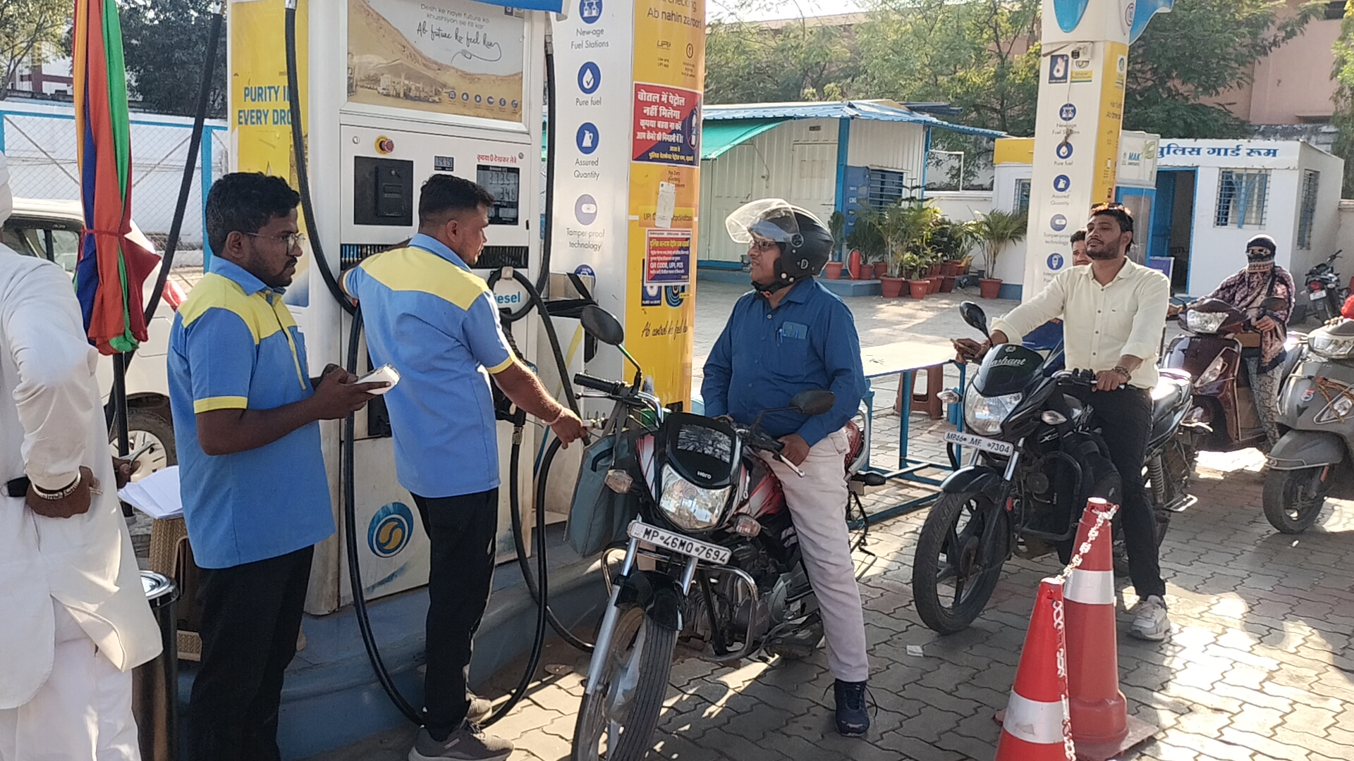 दो दिन बाद सामान्य हुई पेट्रोल पंपों पर भीड़भाड़ -अफवाह के चलते दो दिन से उमड़ रही थी भीड़ posted by Lokesh Davde