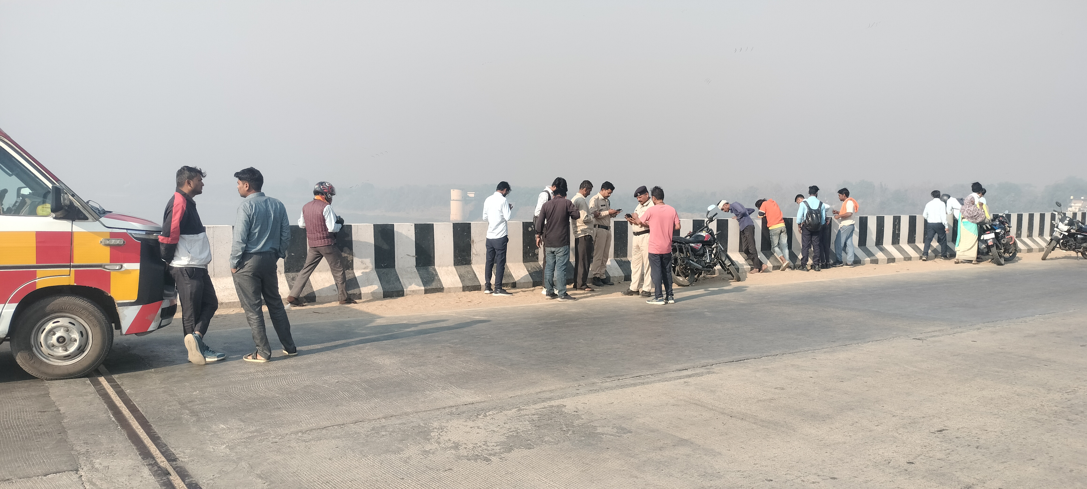 नर्मदा ब्रिज से युवक की छलांग, नीचे मिला शव; मृतक की पहचान कैलाश चौहान के रूप में posted by Kamlesh Panchal from Budhni