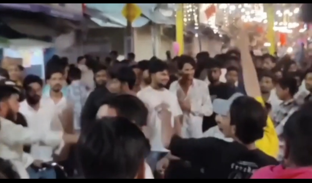 #बड़ी_खबर : छतरपुर में श्रीराम नवमी की शोभायात्रा के दौरान DJ हटवाने को लेकर व्यापारियों में भारी आक्रोश  posted by Amit Kumar Awasthi