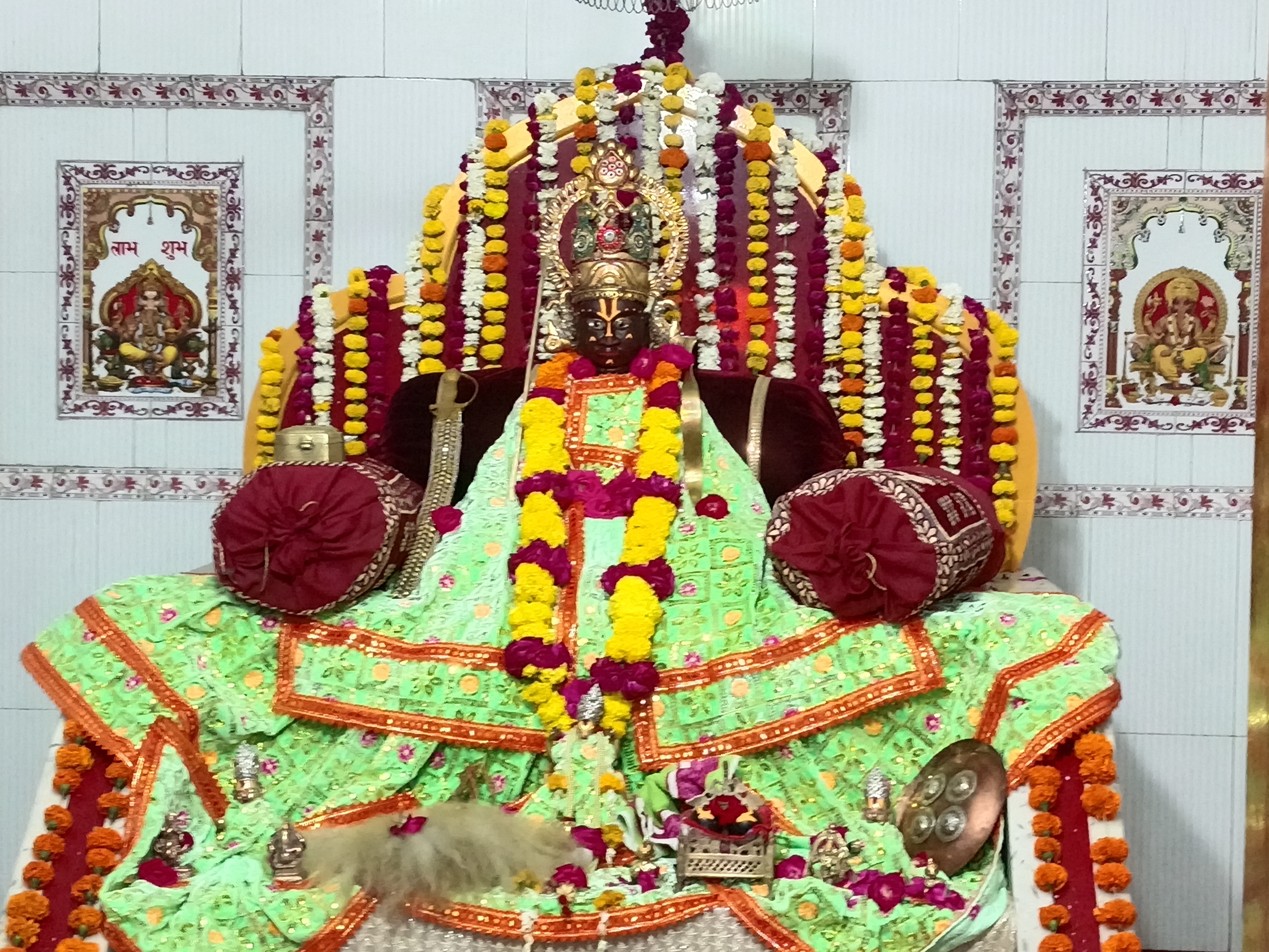 लिधौरा रामनवमी पर्व वड़े ही धूमधाम के साथ मनाया गया नगर में भव्य शोभा यात्रा निकाली गई 