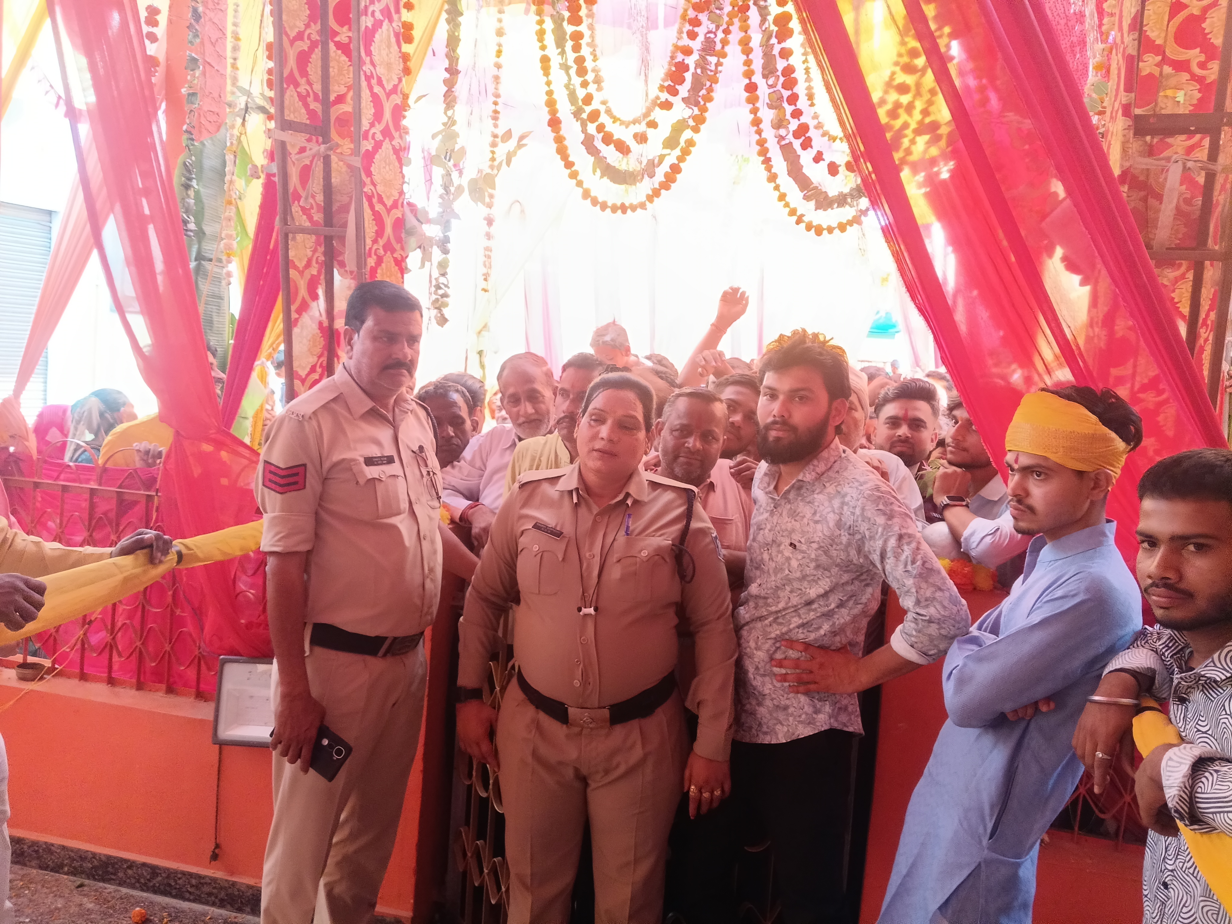 लिधौरा रामनवमी पर्व वड़े ही धूमधाम के साथ मनाया गया नगर में भव्य शोभा यात्रा निकाली गई 