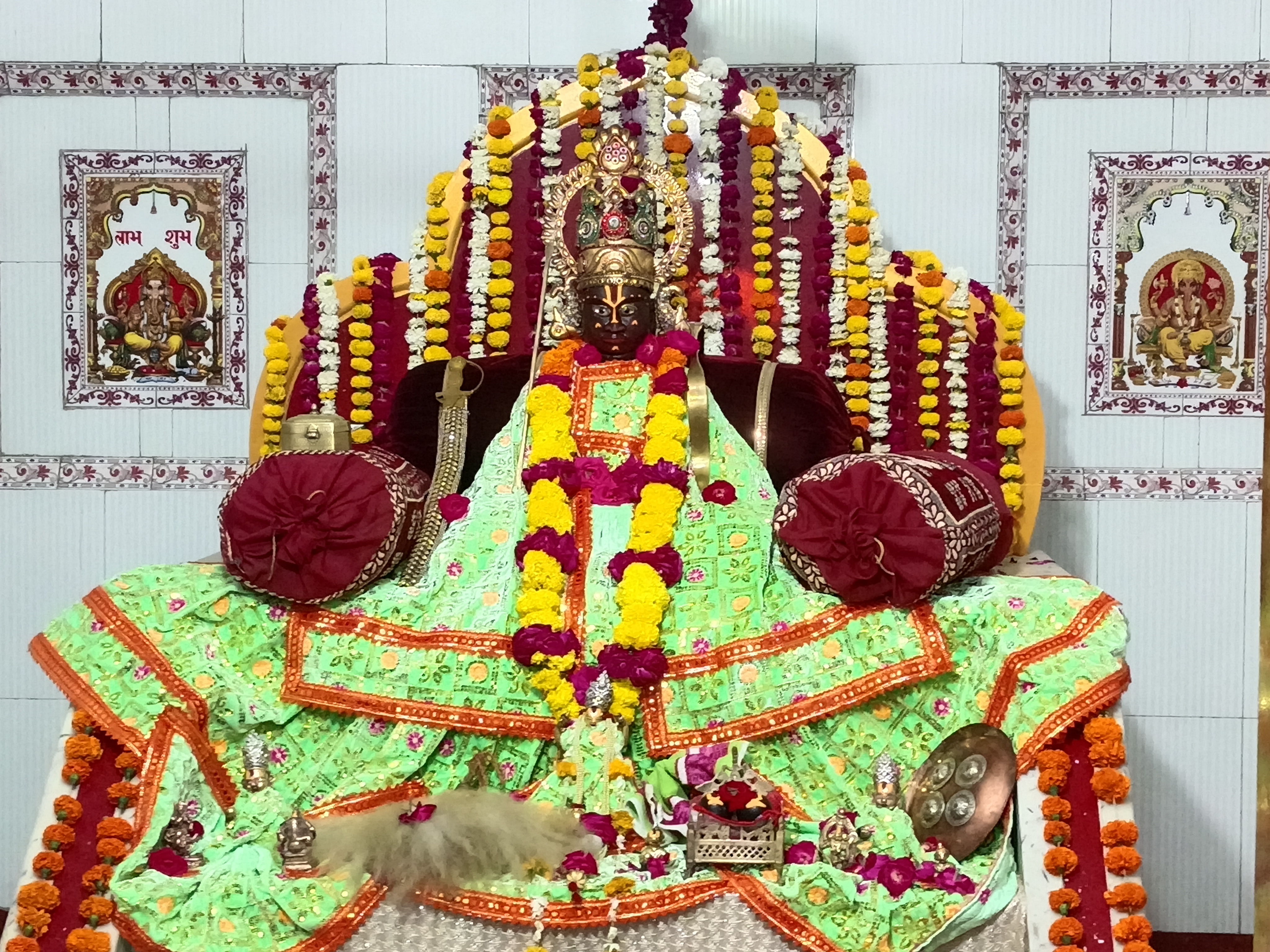 लिधौरा रामनवमी पर्व वड़े ही धूमधाम के साथ मनाया गया नगर में भव्य शोभा यात्रा निकाली गई 