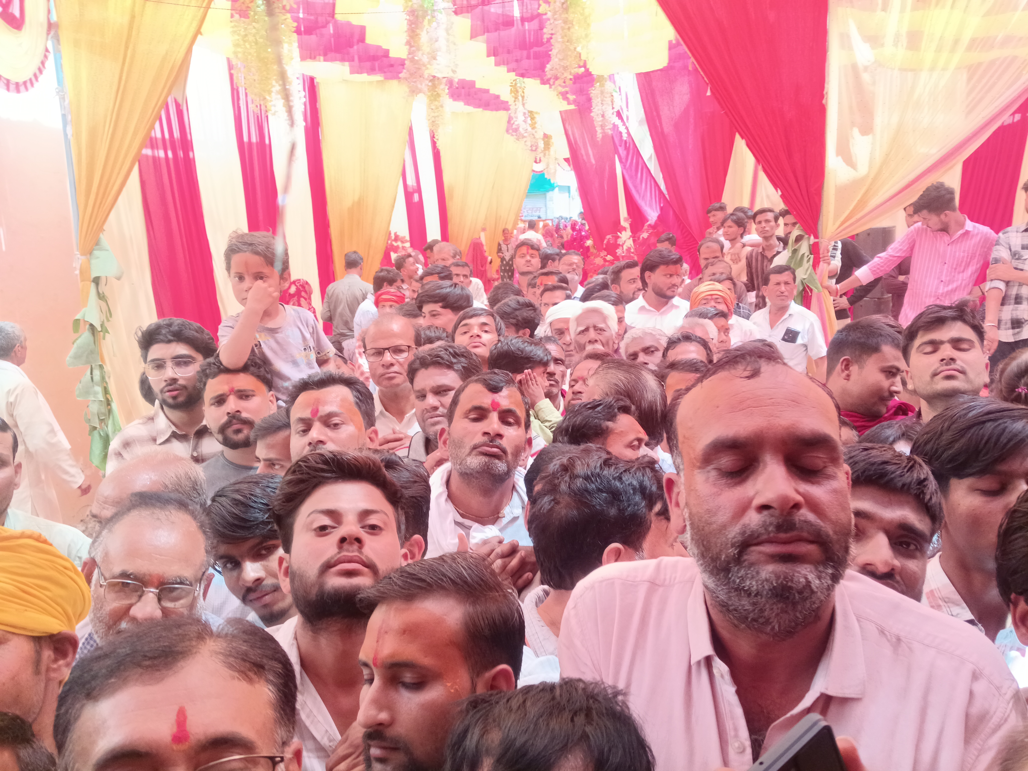 लिधौरा रामनवमी पर्व वड़े ही धूमधाम के साथ मनाया गया नगर में भव्य शोभा यात्रा निकाली गई 