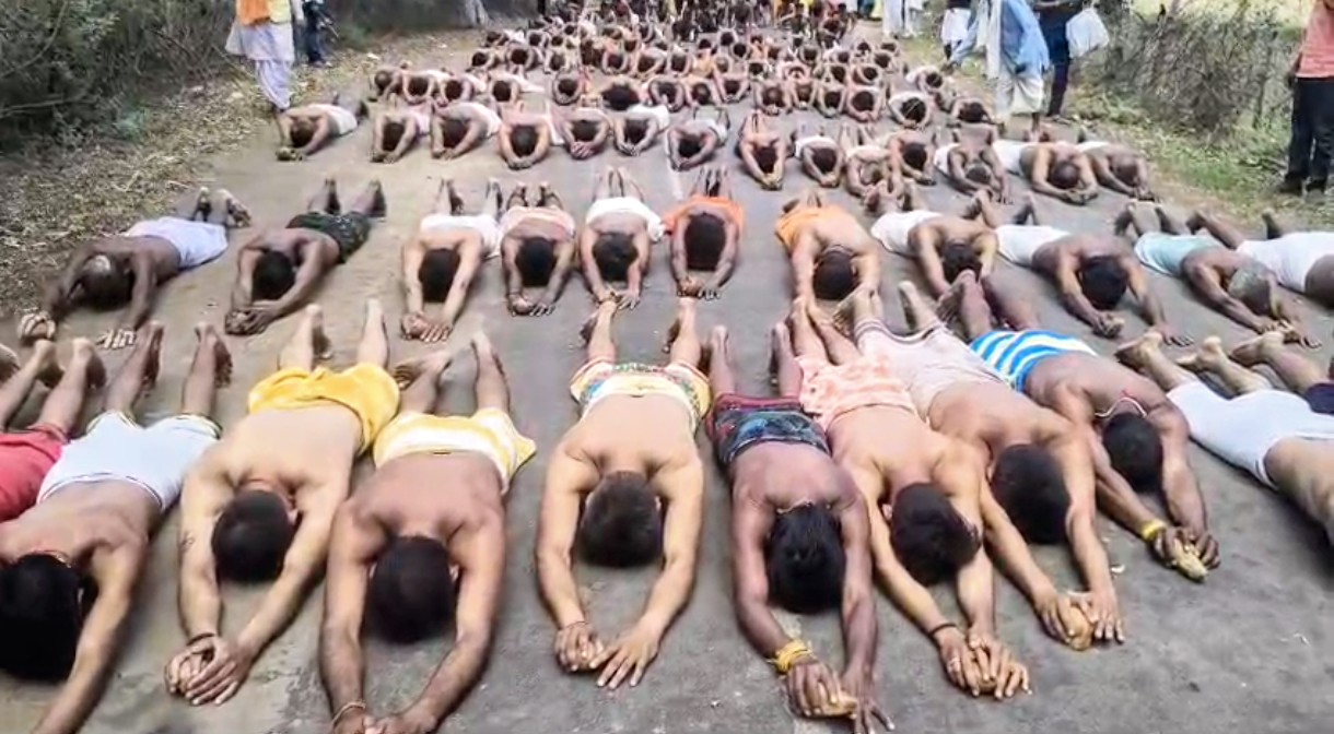 38 डिग्री की तपिश में दंडवत आस्था: हजारों श्रद्धालु पहुंचे बलखंडन खेर माता धाम