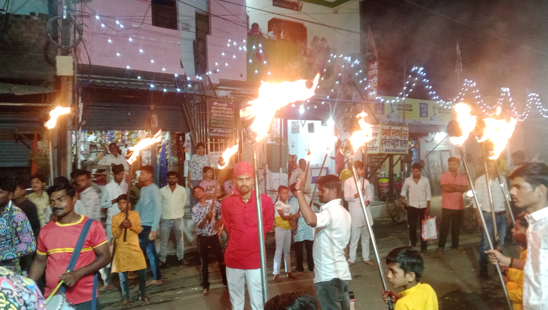 देवी मंदिरों में श्रद्धालुओं की भारी भीड़ उमड़ी