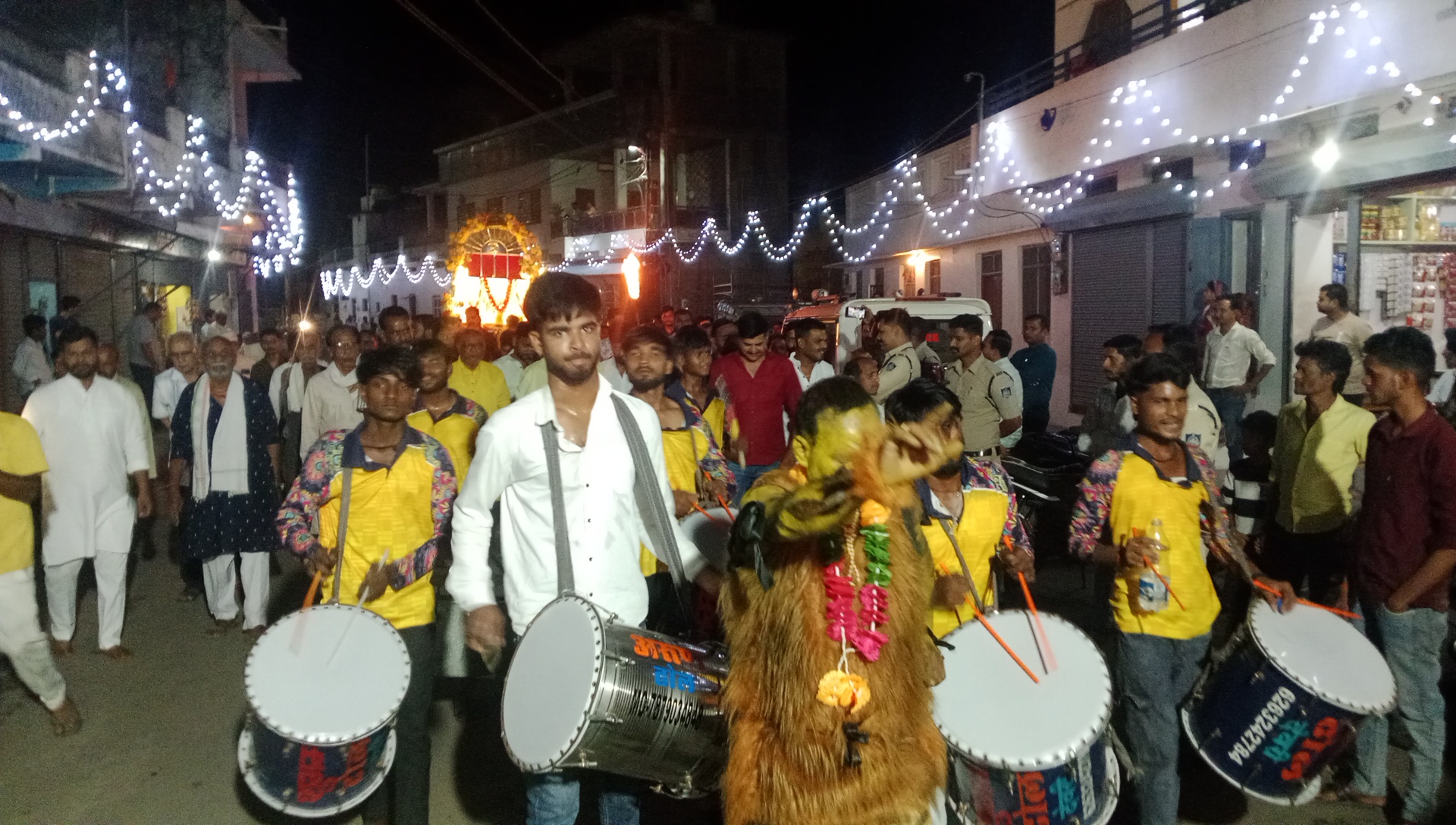 देवी मंदिरों में श्रद्धालुओं की भारी भीड़ उमड़ी