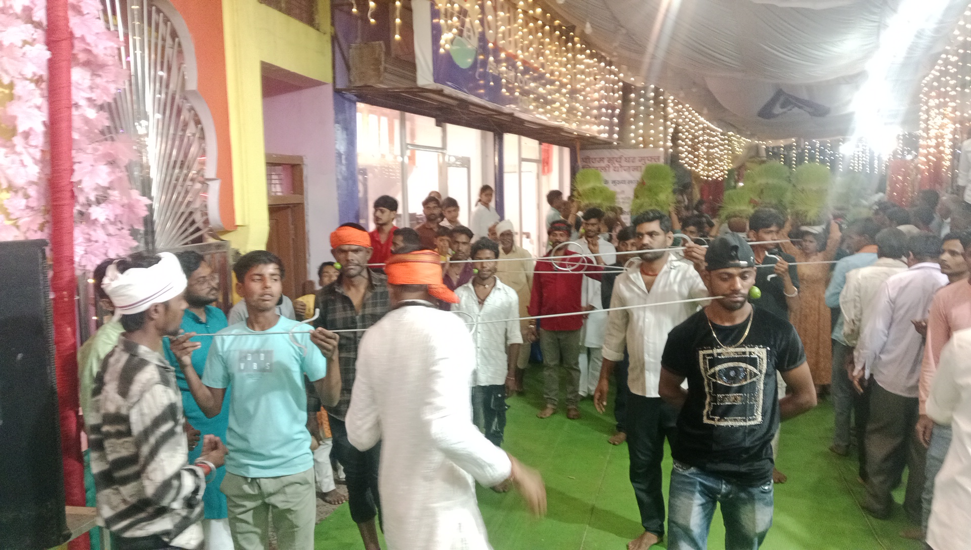 देवी मंदिरों में श्रद्धालुओं की भारी भीड़ उमड़ी