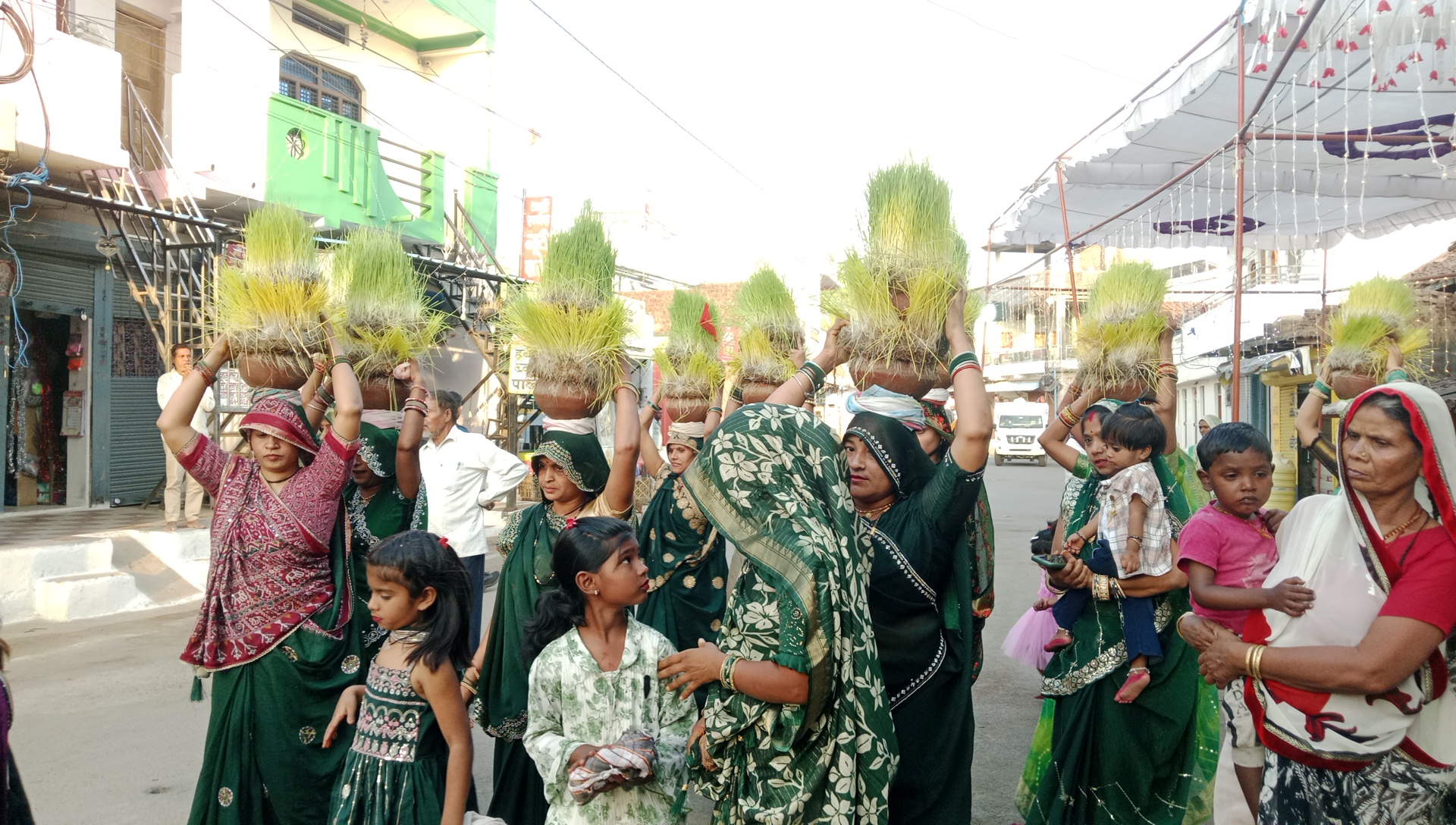 देवी मंदिरों में श्रद्धालुओं की भारी भीड़ उमड़ी