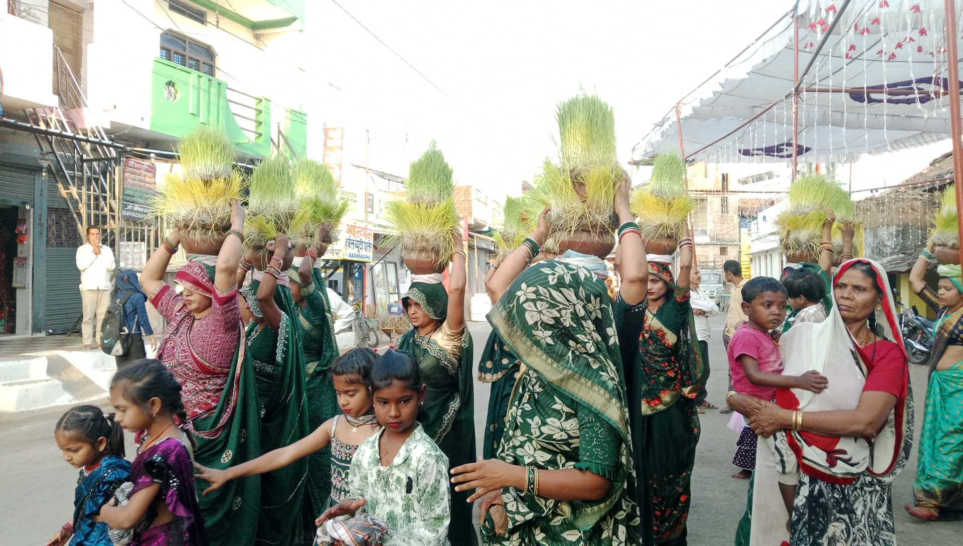 देवी मंदिरों में श्रद्धालुओं की भारी भीड़ उमड़ी