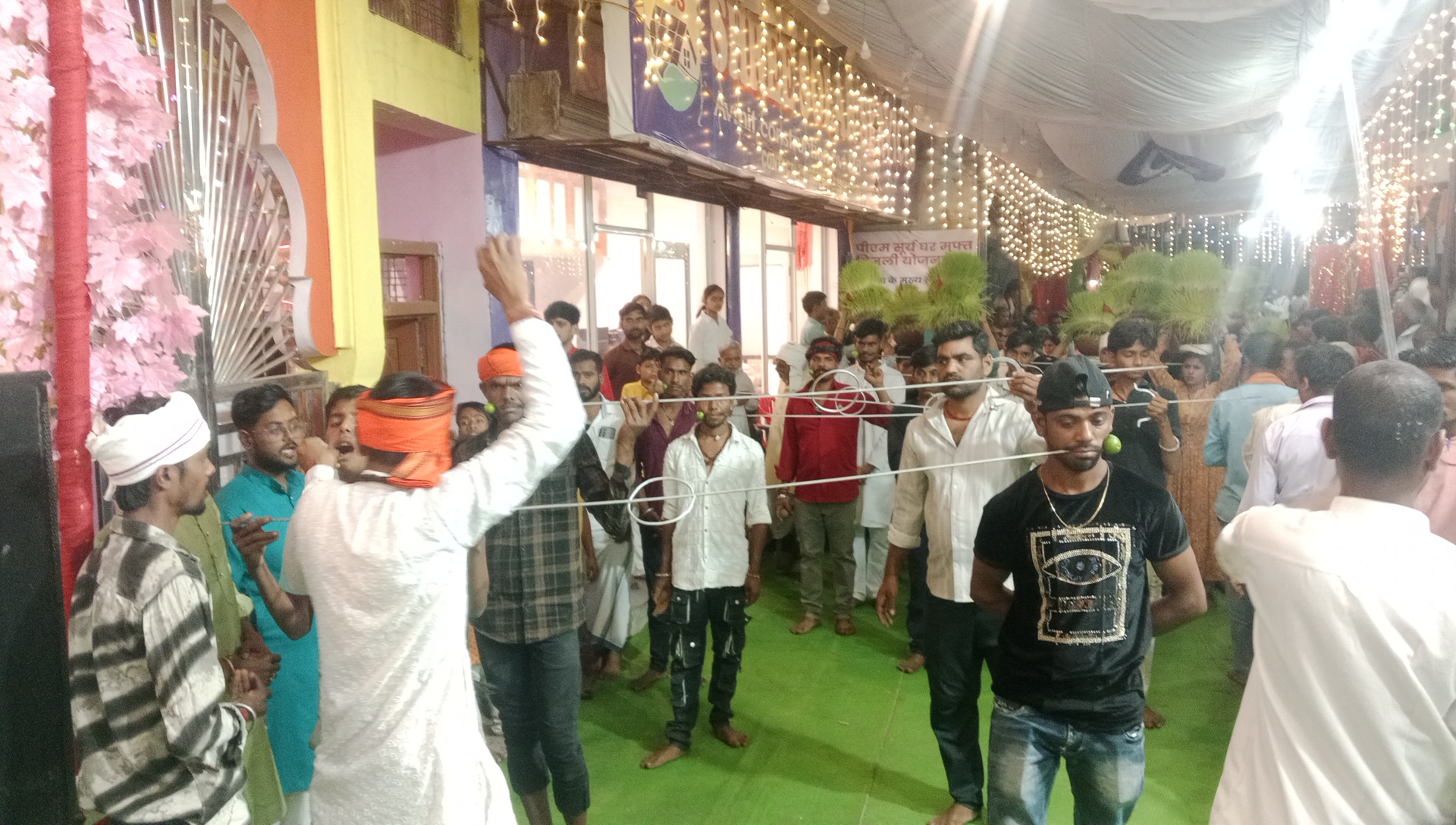 देवी मंदिरों में श्रद्धालुओं की भारी भीड़ उमड़ी
