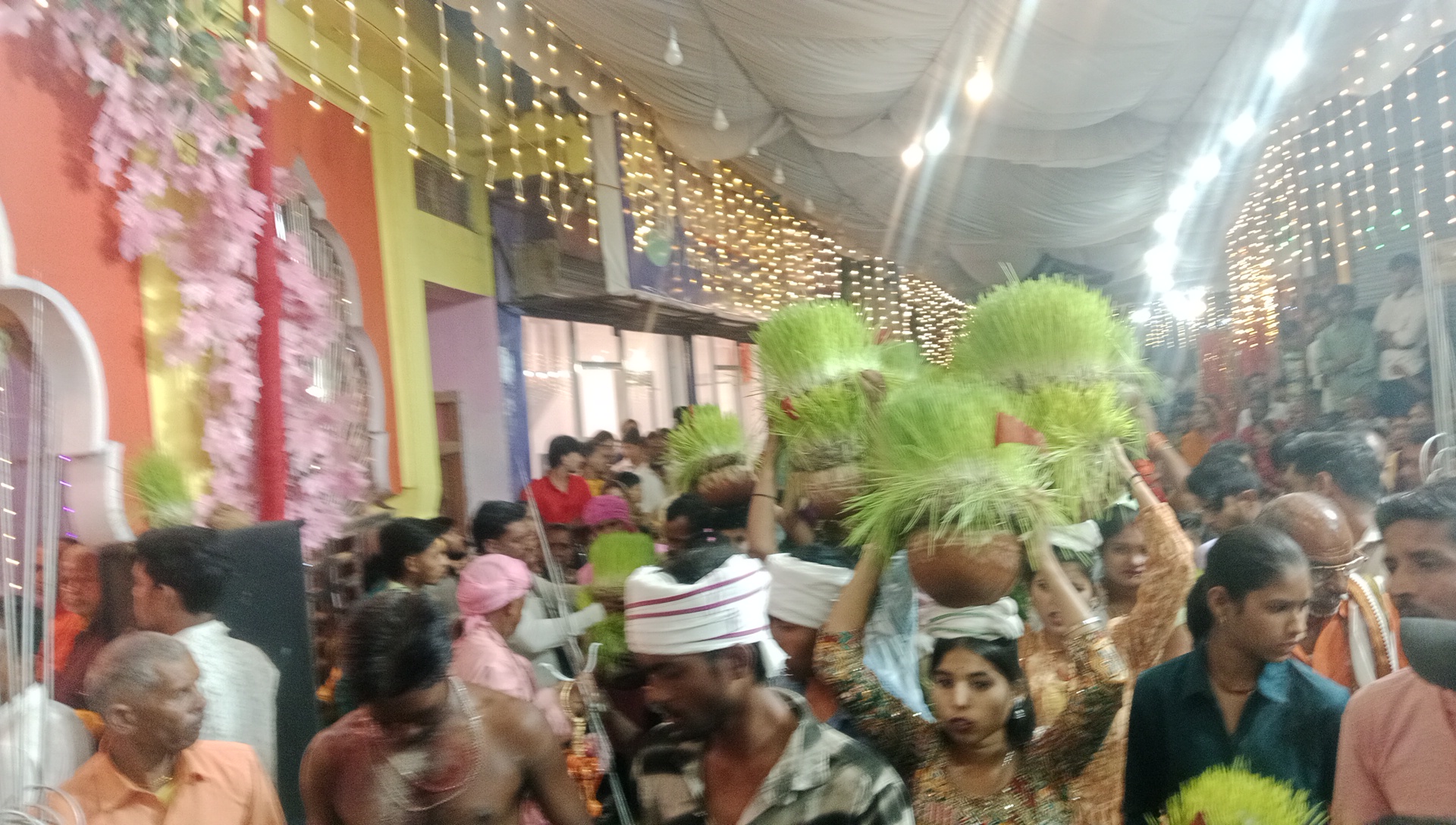 देवी मंदिरों में श्रद्धालुओं की भारी भीड़ उमड़ी