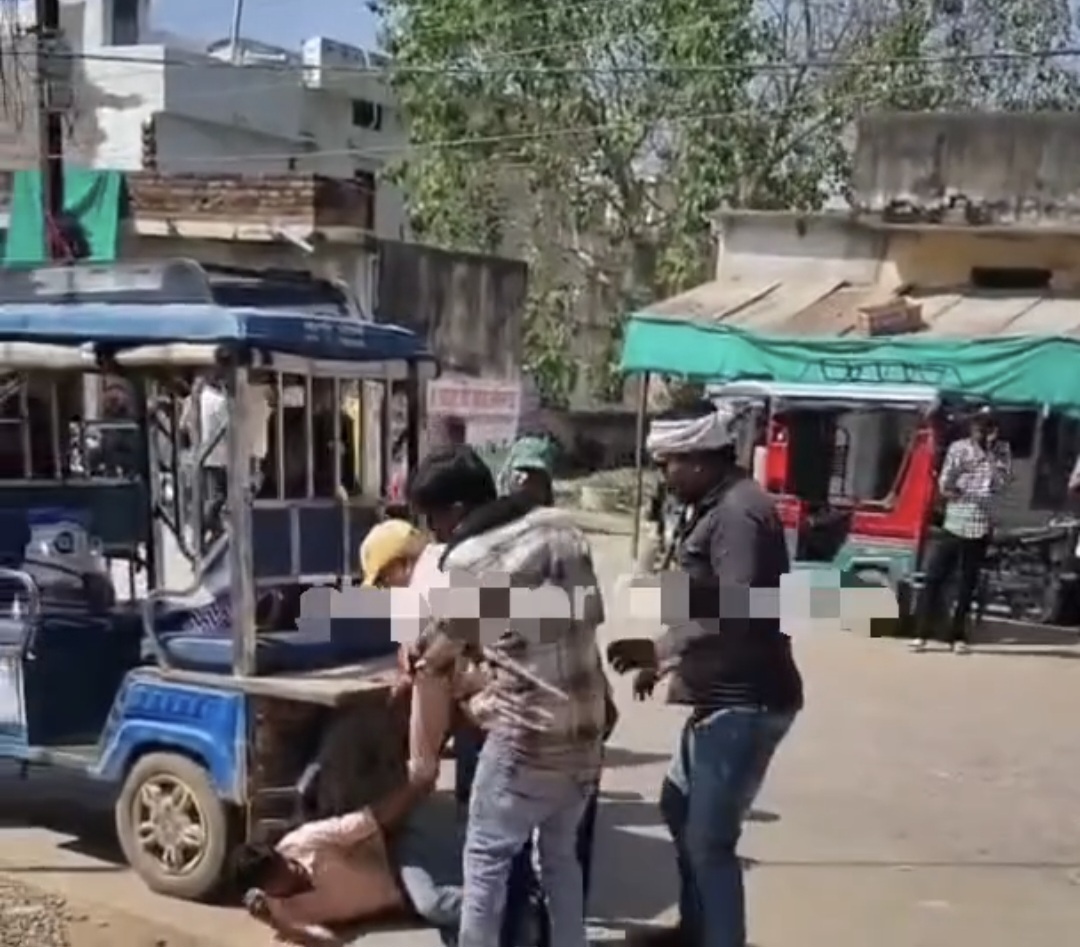 #छतरपुर में सरेआम सड़क पर गुंडागर्दी, युवक की बेरहमी से पिटाई तमाशबीन बने रहे लोग, वीडियो वायरल।  posted by Amit Kumar Awasthi