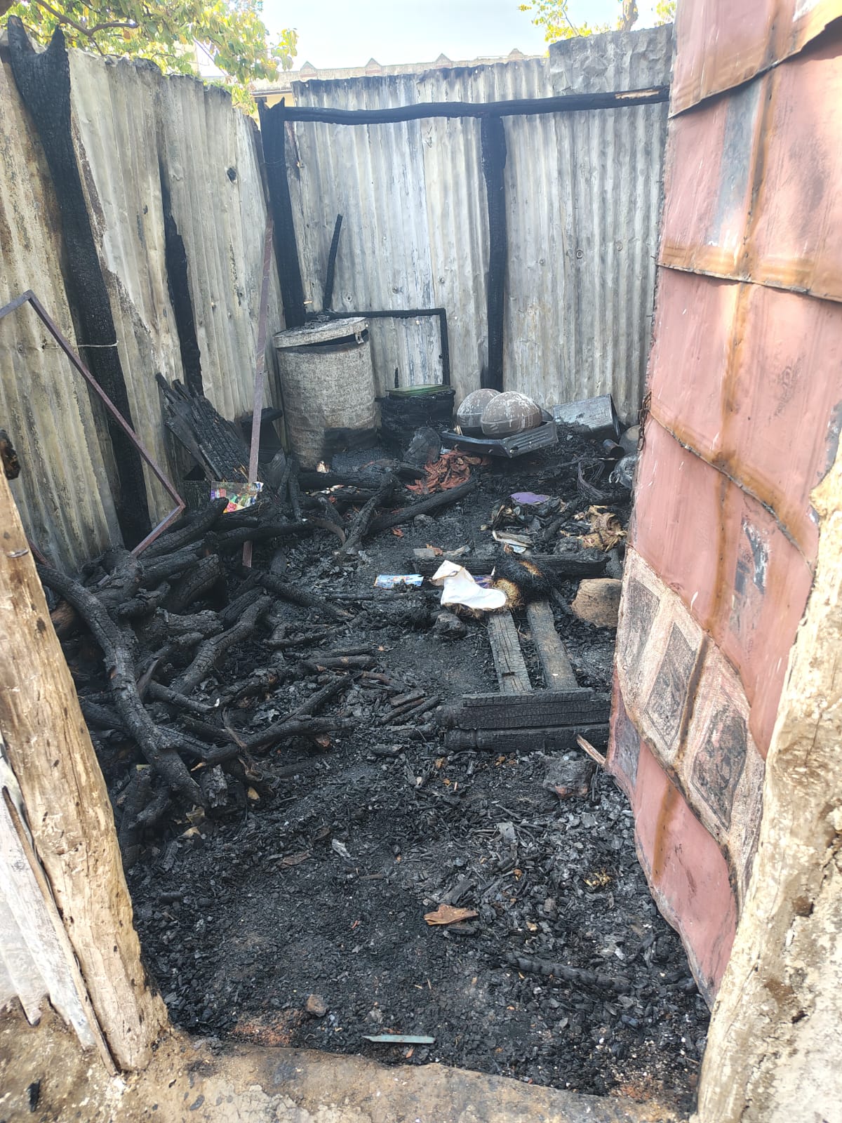 जंगल में लगी आग से झोपड़ी हुई स्वाहा posted by Kishor Kumar Soni  from Anuppur