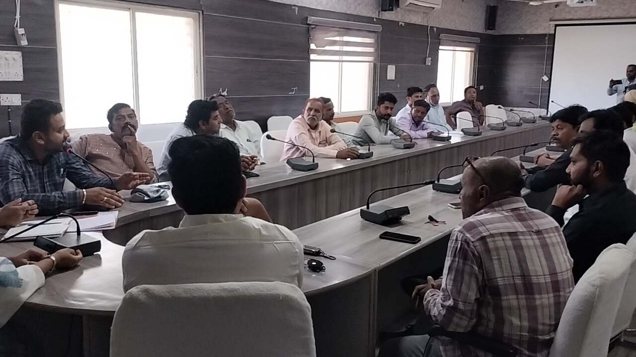 पेयजल को लेकर हुई नपा में बैठक ,पेयजल की समस्या उठा गंभीर मुद्दा ।नपा नेता प्रतिपक्ष ने कहाँ बैठक को लिया जाए गंभीर posted by Lokesh Davde